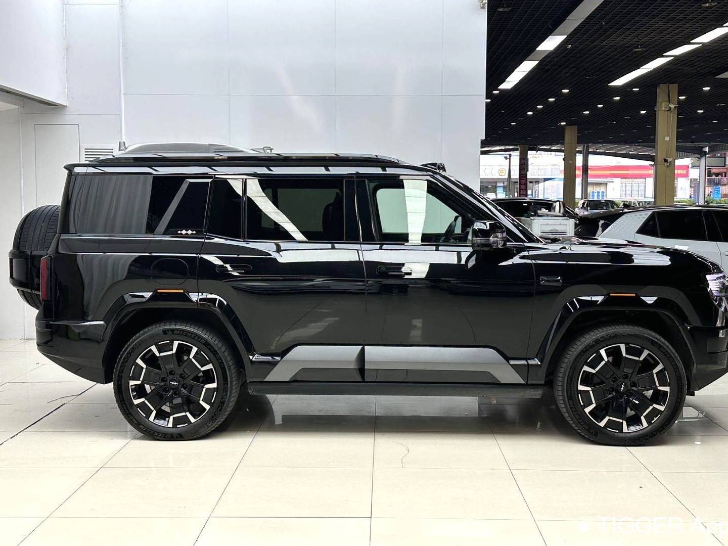 Formula Leopard‌ 2025 Leopard 8 2.0T Stepless Intelligent Brave Flagship Drone Edition 6-seater Automatic Transmission