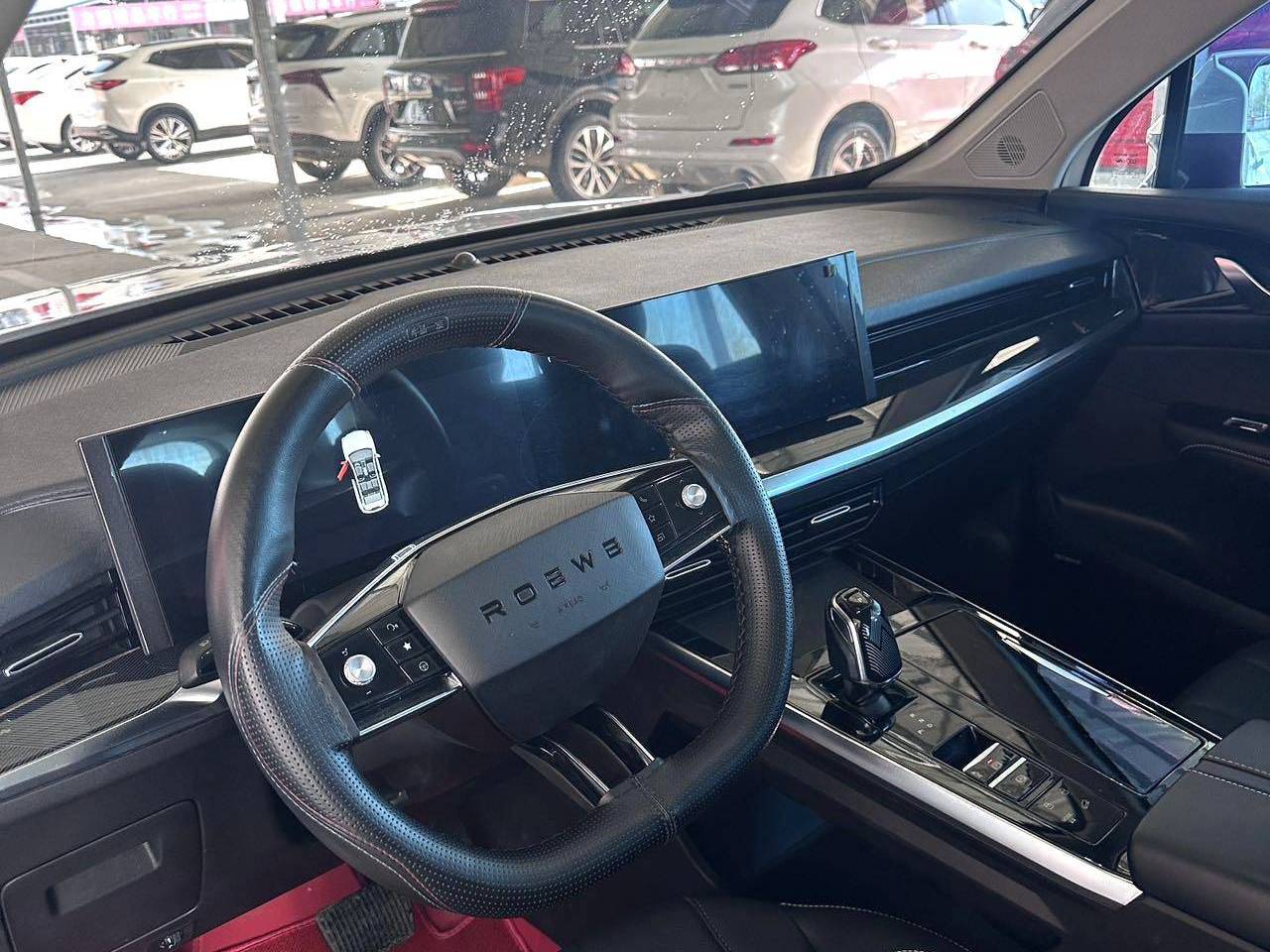 ROEWE 2022 RX5 MAX 1.5T has a premium version with automatic transmission