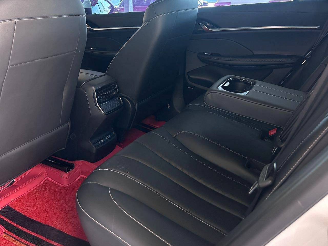 ROEWE 2022 RX5 MAX 1.5T has a premium version with automatic transmission