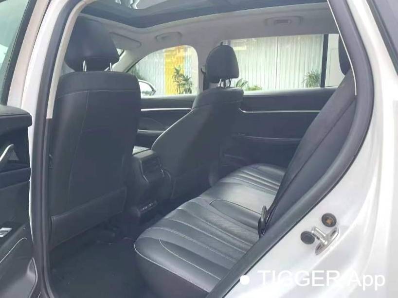 ROEWE 2022 RX5 MAX 1.5T has a premium version with automatic transmission